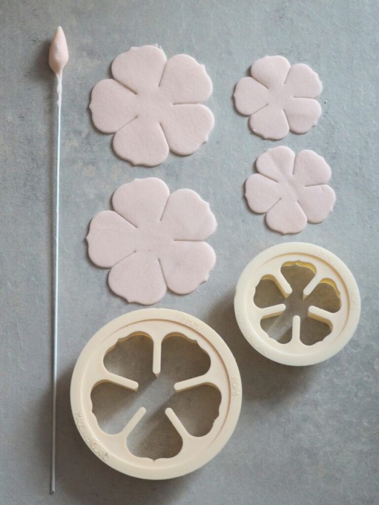 FMM 5 petal cutters in 2 sizes with 2 sets of each petal and a bud